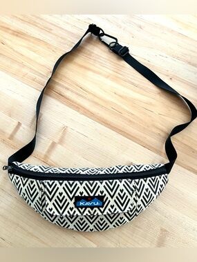 Kavu Black & White Chevron Canvas Spectator Waist Pack